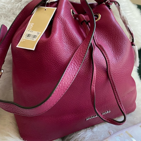 MICHAEL KORS Jules Large Drawstring Shoulder Bag - Picture 2 of 14